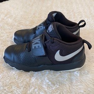 Boy’s Nike Team Hustle D8 Basketball Sneakers 2.5Y